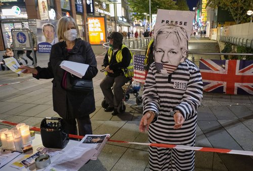 "Freiheit für Assange!" heißt es am Infostand und am kommenden Sonntag auf dem Schlossplatz. Foto: Joachim E. Röttgers