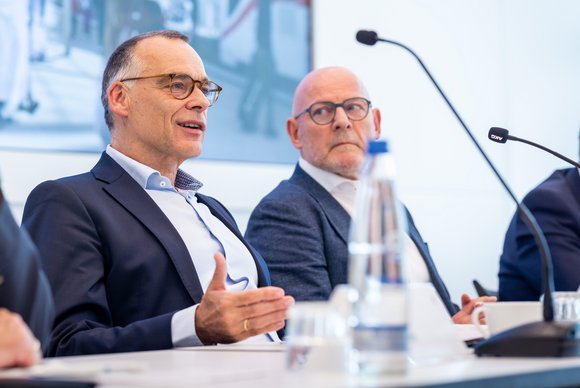 Bahn-Infrastrukturvorstand Berthold Huber (links) und Landesverkehrsminister Winfried Hermann (Grüne). Foto: Julian Rettig