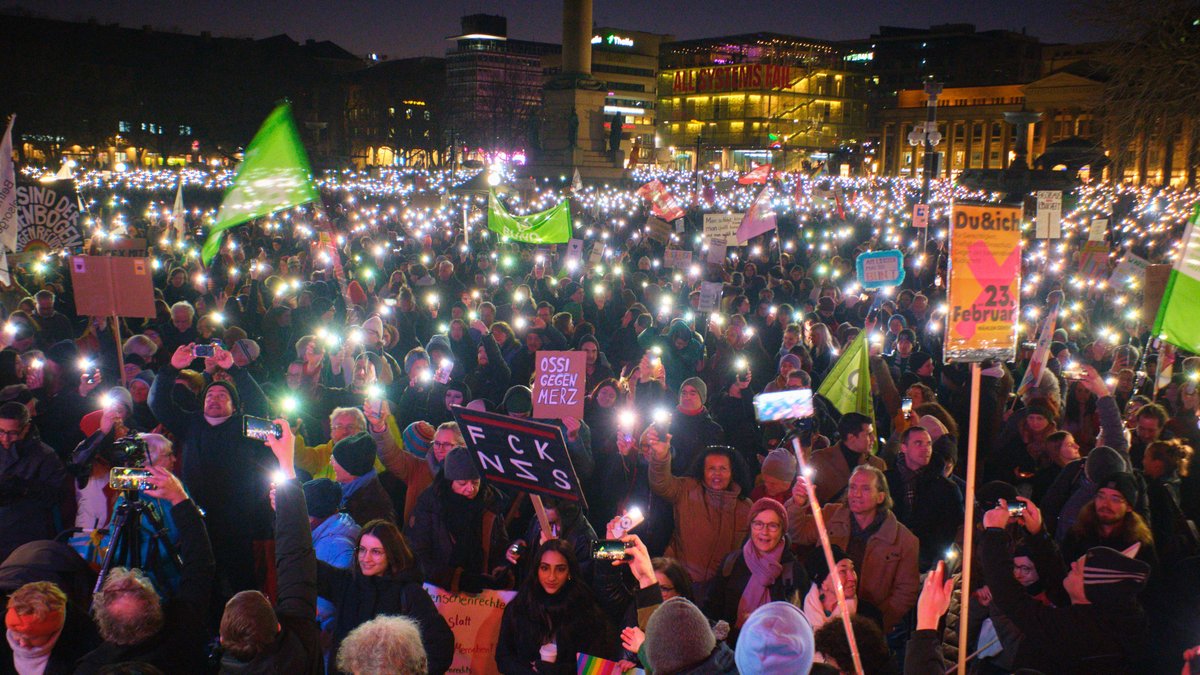 Der Stuttgarter Schlossplatz am Abend: ein Lichtermeer gegen rechts. Foto: Joachim E. Röttgers