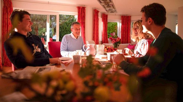 Bei Noppers daheim – "Wohnen darf kein Luxus sein" steht auf seinen Wahlplakaten. Screenshot: Facebook, <a href="https://www.facebook.com/frank.nopper.ob/photos/a.134747688145665/185105369776563/">Link</a>