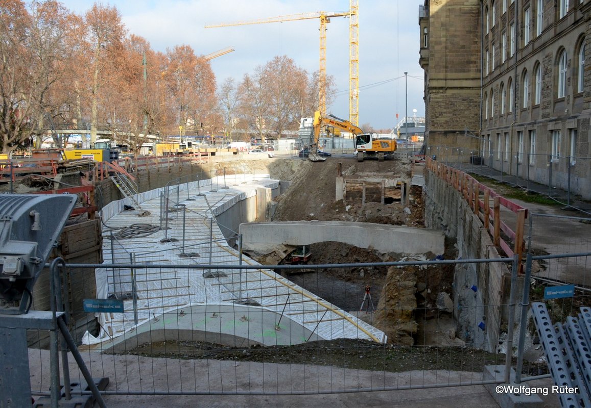 Deckel drauf: Hier ist der Bypass bereits in Betrieb und der alte Nesenbachkanal kann abgebaut werden.