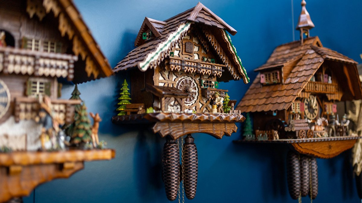 Im Kuckucksuhrenland intrigieren sich in Renz' Roman die Parteien um Kopf und Kragen. Foto: Julian Rettig