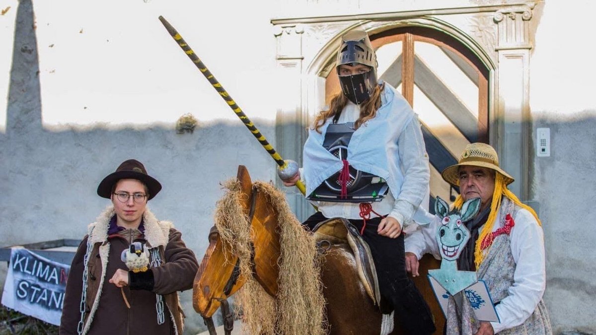 Angelehnt an Don Quijote gab es in der Gemeinde Waldburg auch ein Theaterstück zum Windmühlenkampf Klimaschutz. 