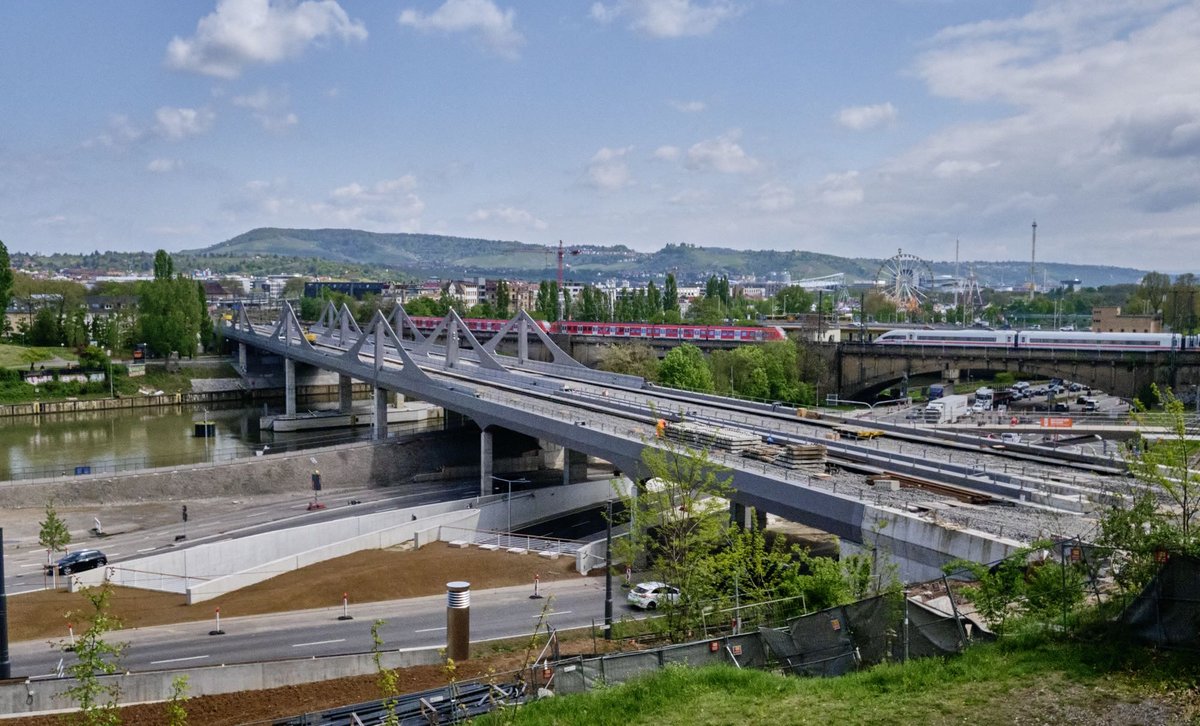Wo ist er denn? Ganz versteckt unter Beton: der Neckar. Wo ist er denn? Ganz versteckt unter Beton: der Neckar.