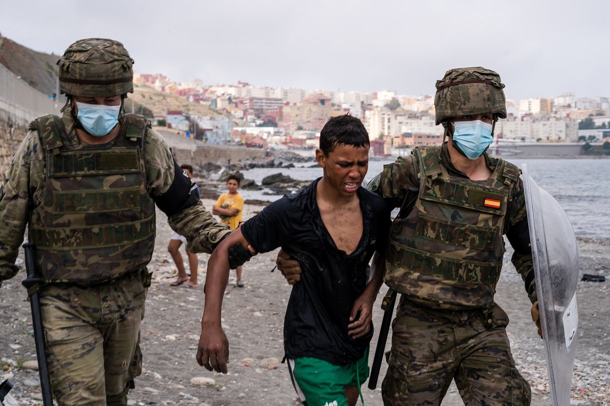 Etwa 6.600 der rund 8.000 Menschen, die vergangene Woche in die spanische Exklave Ceuta geschwommen waren, wurden direkt nach Marokko zurück geschickt. Foto: Diego Radames/picture alliance