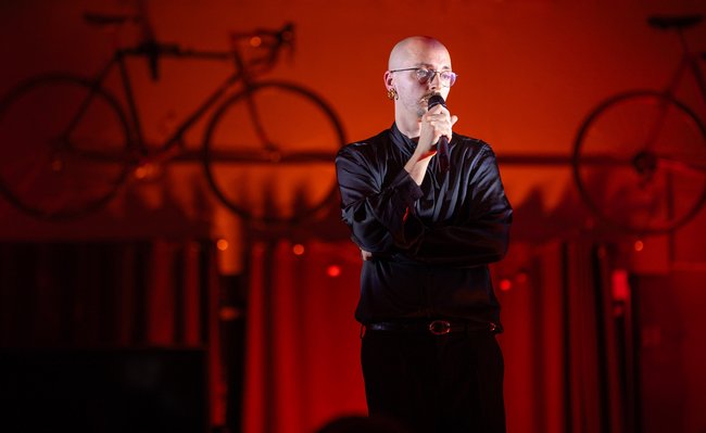 Max (Maximilian Sprenger) singt "Wofür man lebt" und twistet Zigaretten aus.