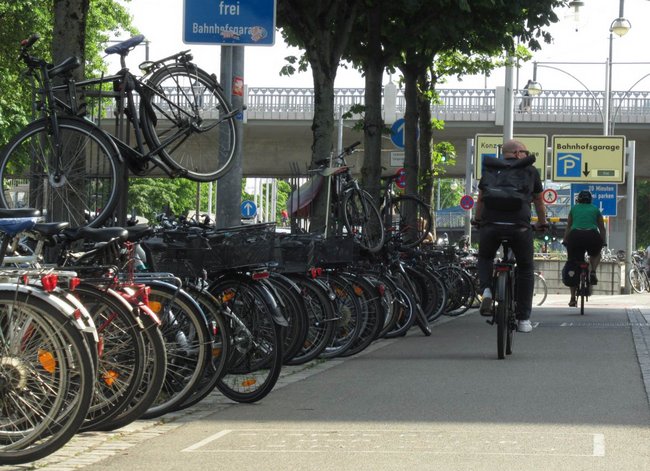 Zum Beispiel: Fahrräder parken in zweiter Reihe und dritter Dimension. Foto: VCD
