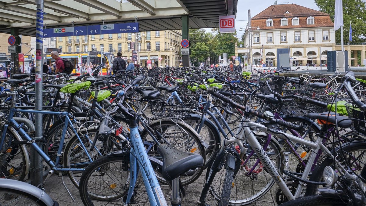 Karlsruhe ist nicht nur die Stadt des Rechts als Sitz von Bundesverfassungsgericht und Bundesgerichtshof, sondern auch die Stadt des Fahrrads. Der Allgemeine Deutsche Fahrrad-Club (ADFC) hat Karlsruhe 2021 nach 2018 erneut den Titel als fahrradfreundlichste deutsche Großstadt verliehen.