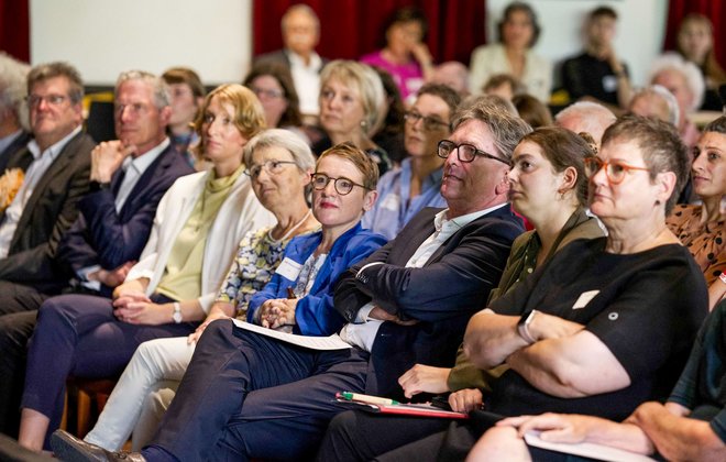 Politprominenz kam zur 60-Jahr-Feier, von links: die grüne Bundestagsabgeordnete Simone Fischer (in Kobaltblau), Sozialminister Manfred Lucha (in Dunkelfgrau) und die Gewerkschafterin und SPD-Politikerin Leni Breymaier (in Schwarz). Foto: Pro Familia