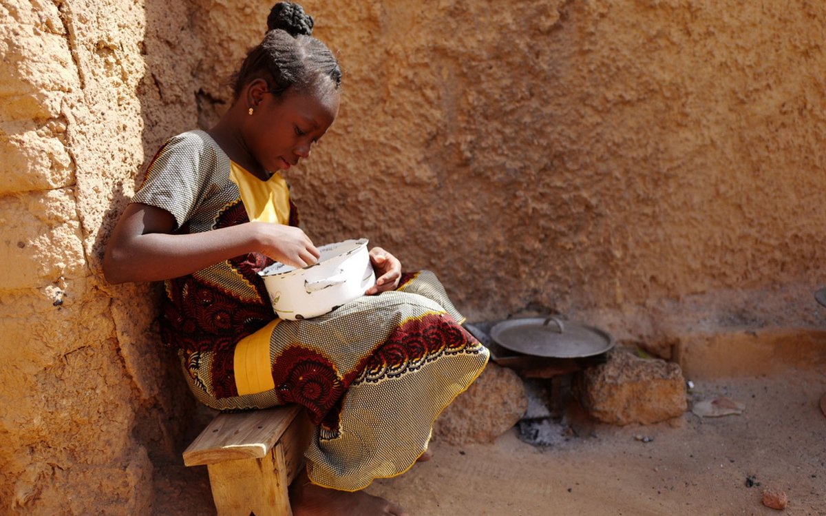 Olivia lebt in Burkina Faso, ist Halbwaise und hat Glück: Das Kinderheim, in dem sie lebt, kommt für ihr Schulgeld auf. Aber wie gut lernt es sich in einer Klasse mit 127 Mitschüler:innen? 