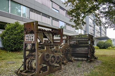 Die alte Rotationsmaschine, Baujahr 1934, steht vor dem Verlagshaus in der Esslinger Zeppelinstraße. Für eine neue haben die Drucker auf Weihnachtsgeld verzichtet.