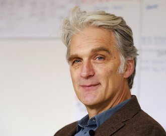 Ein CDU-Grande hat sich verbissen – Walter Sittler verzeiht's. Fotos: Joachim E. Röttgers