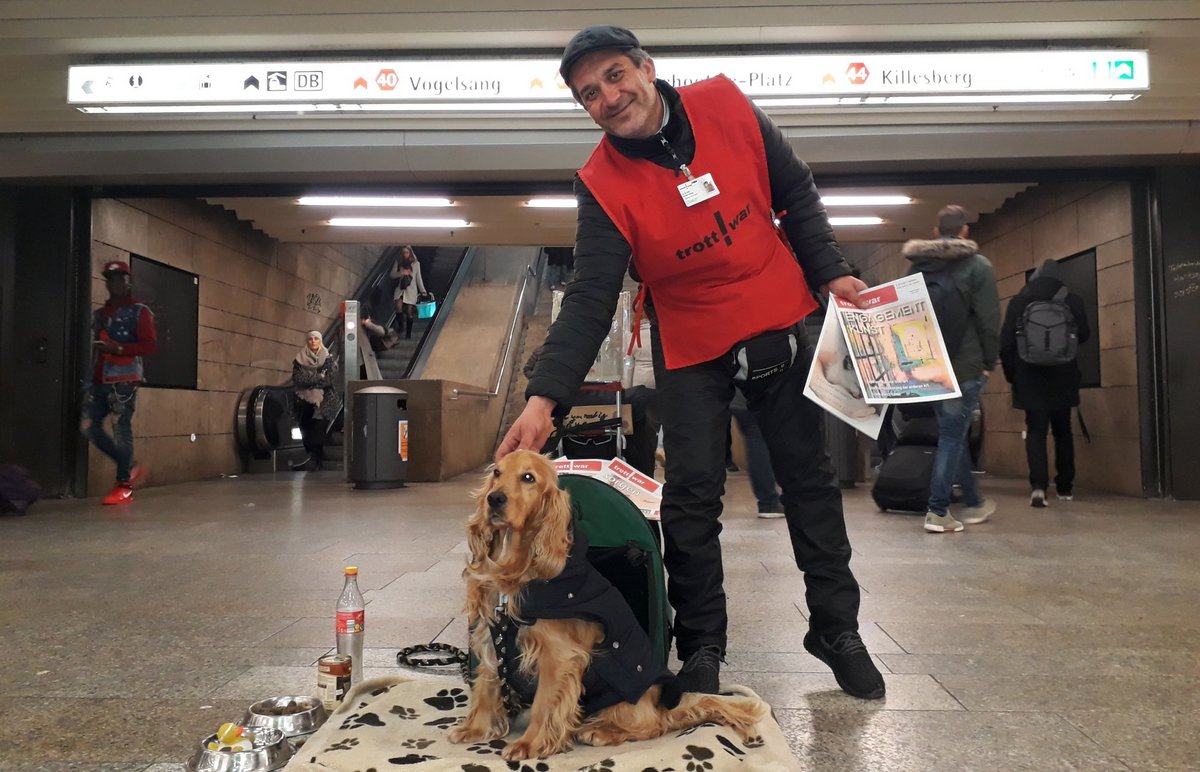 In der Stuttgarter Klett-Passage Zeitungen verkaufen mit Cocker Scoubidou. Foto: privat