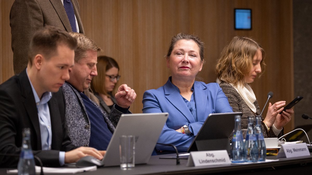 Beförderungen seien "ausgekungelt" worden,  urteilt FDP-Obfrau Julia Goll (in Blau) nach den Zeugenaussagen. Fotos: Julian Rettig