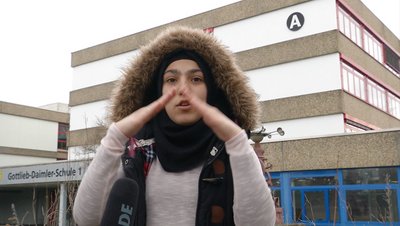 Szene aus einem Film, den die Klasse zur Übung gedreht hat: Inaam vor der Schule.