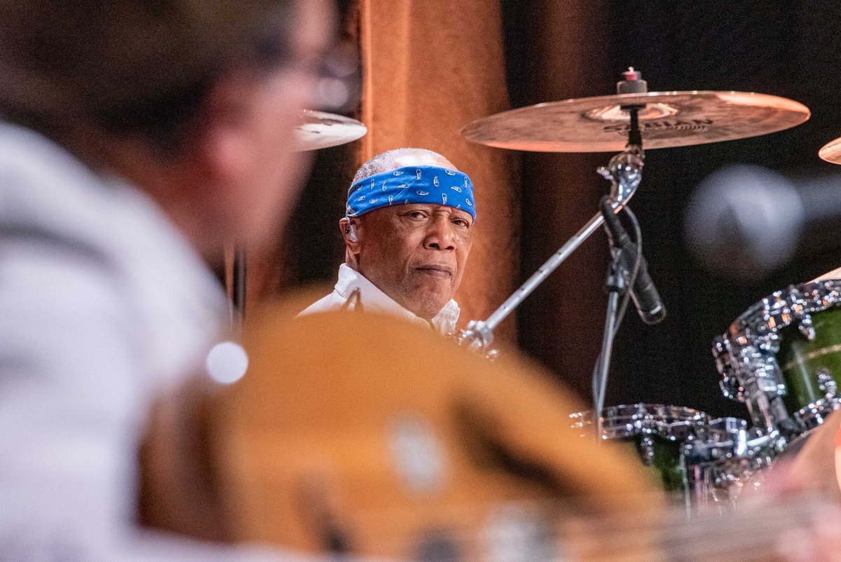 Billy Cobham ist in jedem Augenblick präsent. Billy Cobham ist in jedem Augenblick präsent.