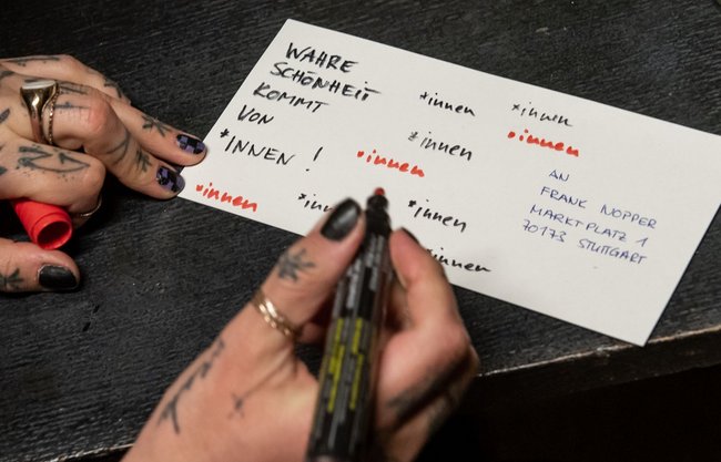 Wahre Worte (aufgeschrieben bei der Verleihung des "Goldenen Gauls" an Stuttgarts größten Sexisten). Foto: Jens Volle