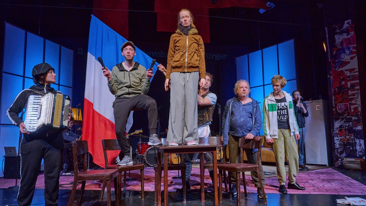 Das WLB-Ensemble pflügt im Schweinsgalopp durch die Geschichte der Revolutionen, von links: Kristin Göpfert, Daniel Großkämper, Feline Zimmermann, Felix Jeiter, Martin Theuer, Reyniel Ostermann und Marcus Michalski. Fotos: Patrick Pfeiffer