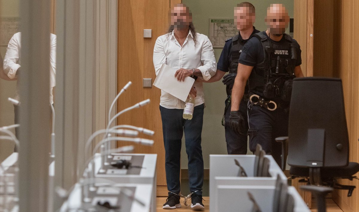 Justizbeamte führen Ingo K. in Saal 2 des Oberlandesgerichts Stuttgart in Stammheim. Fotos: Jens Volle Justizbeamte führen Ingo K. in Saal 2 des Oberlandesgerichts Stuttgart in Stammheim. Fotos: Jens Volle