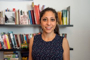 Ariane Raad in ihrer Wohnung. 