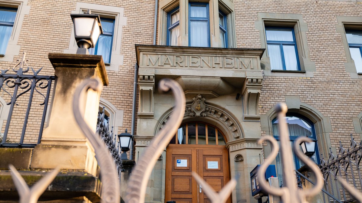 Katharinenstraße 4: Ein Lager der Firma Daimler-Benz für bis zu 20 Männer aus Frankreich, den Niederlanden und Dänemark war im Wohnheim der ehemaligen Handelsschule der Marienanstalt untergebracht.