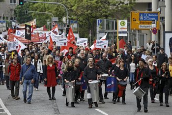 Bürgerliche Reform-Demo mit einer Prise  MLPD. Foto: Joachim E. Röttgers