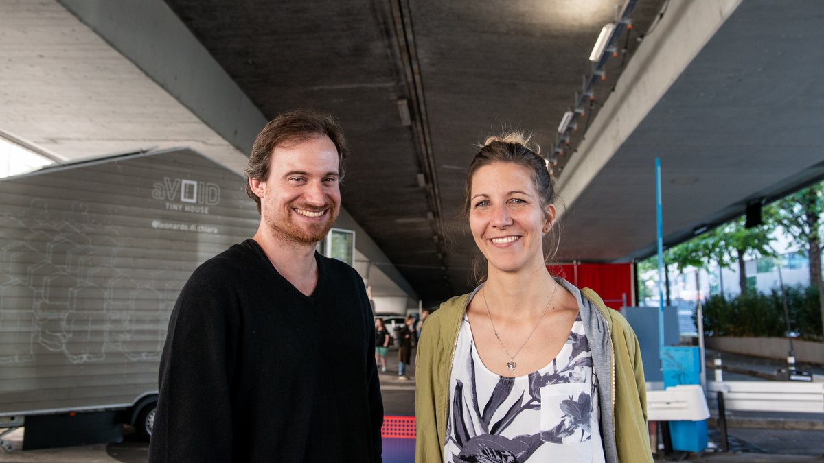 Sascha Bauer und Carolin Lahode vom Verein Stadtlücken unter der Stuttgarter Paulinenbrücke. Foto: Jens Volle