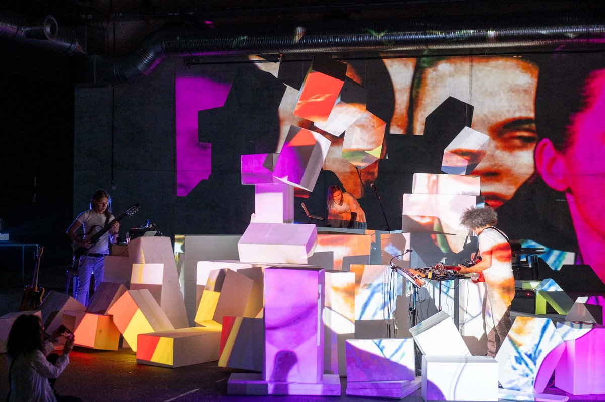 Zum Klötzchen staunen: Dmytro Radzetskyi, Iryna Novikova und Kurator und Musiker Thomas Maos. Zum Klötzchen staunen: Dmytro Radzetskyi, Iryna Novikova und Kurator und Musiker Thomas Maos.