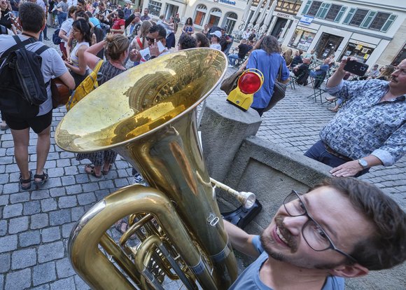 Neuling Tobias an der Tuba: Schon nach zwei Stunden proben fühlte er sich nicht mehr fremd. 