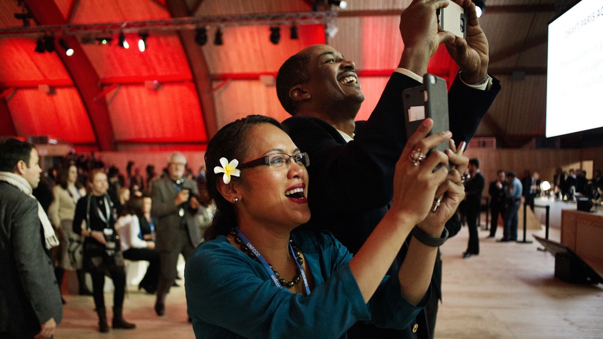 Freude und Hoffnung waren groß, als die Pariser Klimakonferenz schlussendlich zu einem Abkommen führte. Foto: Benjamin Geminel, gemeinfrei