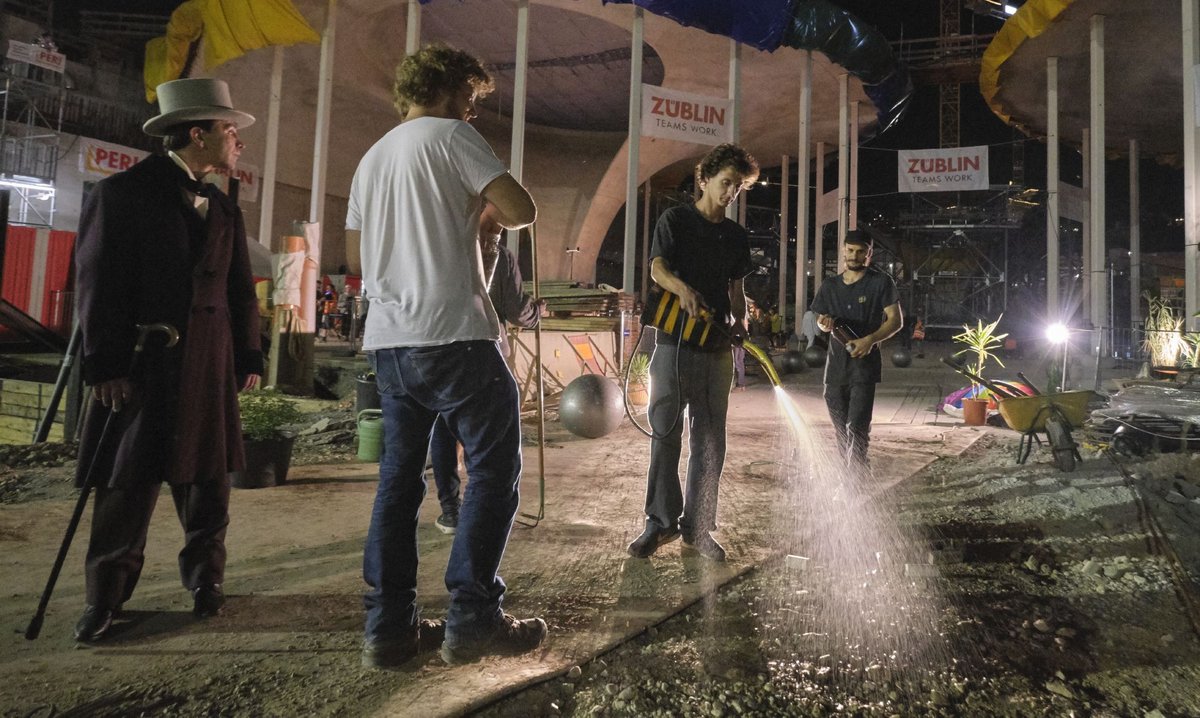 Die Chloroplasten, Urban-Gardening-Initiative aus Weilimdorf, beim Begrünen der Baugrube. Die Chloroplasten, Urban-Gardening-Initiative aus Weilimdorf, beim Begrünen der Baugrube.