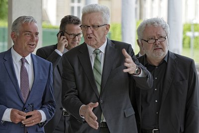 … und auf dem Weg zur ersten Sitzung im neuen Landtag.