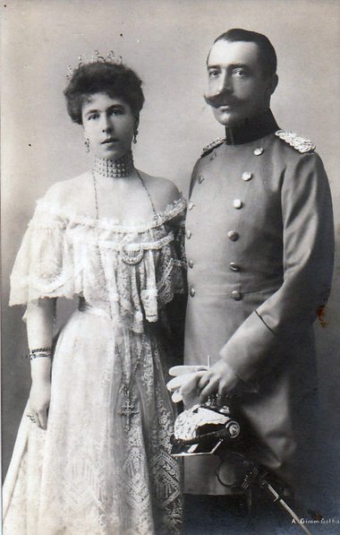 Den Nazis nahe: Fürst Ernst II. von Hohenlohe-Langenburg mit Alexandra Louise Olga Victoria (1878 – 1942). Foto: Eduard Uhlenhuth, Flickr, Gemeinfrei Den Nazis nahe: Fürst Ernst II. von Hohenlohe-Langenburg mit Alexandra Louise Olga Victoria (1878 – 1942). Foto: Eduard Uhlenhuth, Flickr, Gemeinfrei, <a rel="nofollow" class="external text" href="https://commons.wikimedia.org/w/index.php?curid=44471160" target="_blank" class="external-link-new-window">Link</a>.