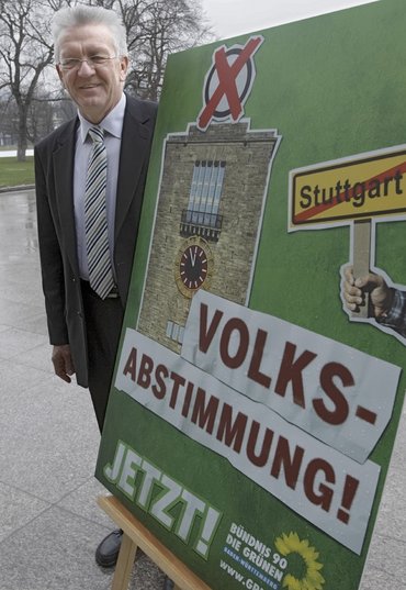 Winfried Kretschmann mit grüner Wahlwerbung vor der Landtagswahl im März 2011. Winfried Kretschmann mit grüner Wahlwerbung vor der Landtagswahl im März 2011.