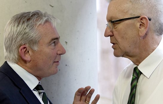 Vorsichtiges Annähern im März 2016, der Anfang von Grün-Schwarz: Thomas Strobl und Winfried Kretschmann (v.l.). Foto: Joachim E. Röttgers