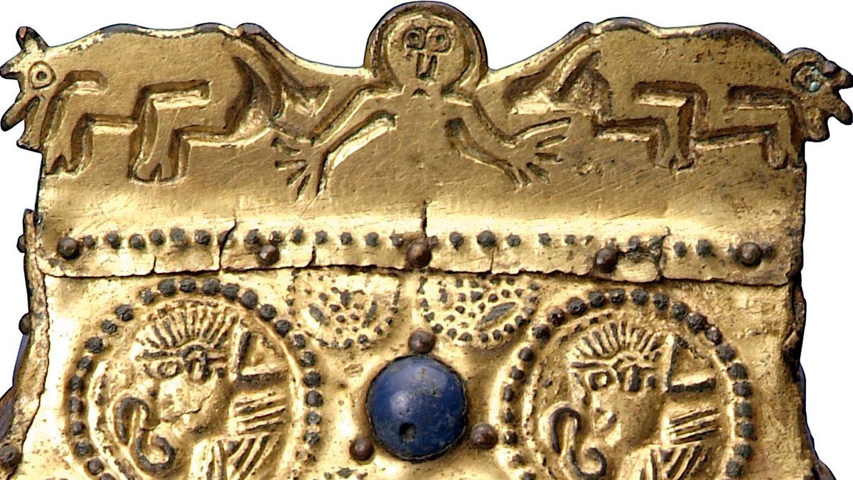 Ausstellungsstück aus Gold: das obere Teil einer Reliquientasche, Ennabeuren, 7. Jahrhundert. Foto: Diözesanmuseum Rottenburg