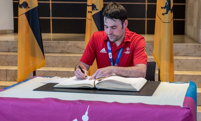 Stolz setzt Basketballer Stefan Wochele seine Unterschrift ins Goldene Buch der Stadt. Foto: Jens Volle