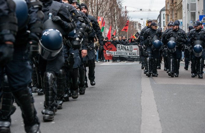 Großes Polizeiaufgebot bei der Hanau-Gedenk-Demo in Stuttgart. Foto: Jens Volle