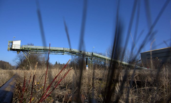 Eingewachsene Gleise an der Verladestation von Valet und Ott – jährlich 200.000 Tonnen Kies wurden bis in die 2000er-Jahre hinein abgebaut und viel davon via Schiene abtransportiert.