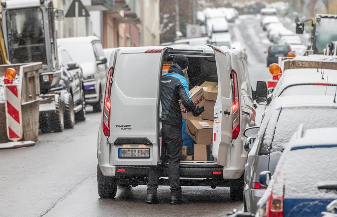 Amazon-Zusteller im Auftrag und mit Transporter eines Subunternehmens. Foto: Jens Volle