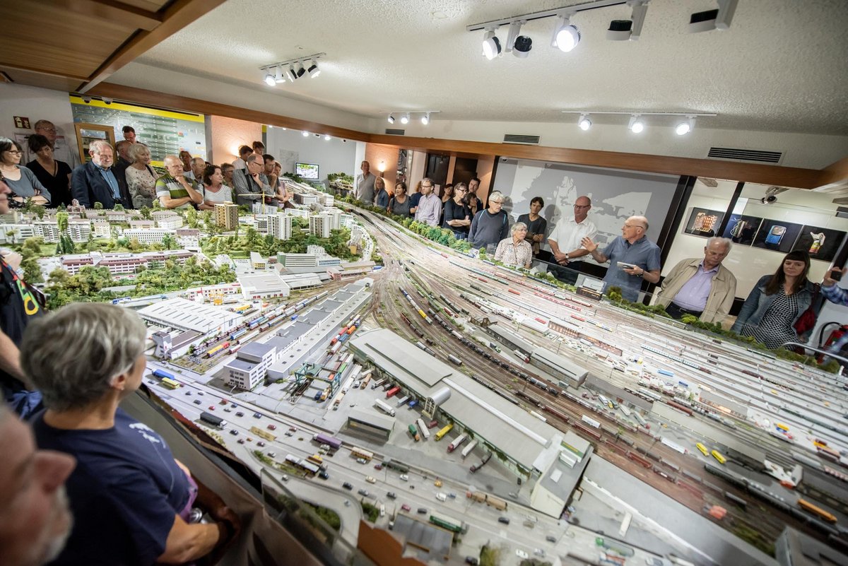 Vieles wie der Güterbahnhof, vorn mit dem Schenker-Terminal, steht heute nicht mehr. Vieles wie der Güterbahnhof, vorn mit dem Schenker-Terminal, steht heute nicht mehr.