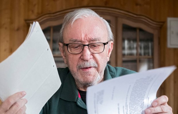 Roland Hill mit Unterlagen zu seinem gekündigten Mietverhältnis. Foto: Joachim E. Röttgers