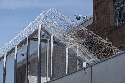 Stacheldraht um die Abschiebehaftanstalt Pforzheim. 