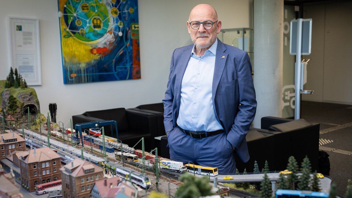 Der grüne Noch-Verkehrsminister Winfried Hermann in seiner neuen, besseren Miniaturverkehrswelt. Foto: Julian Rettig