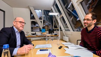 Winfried Hermann im Gespräch mit Oliver Stenzel.