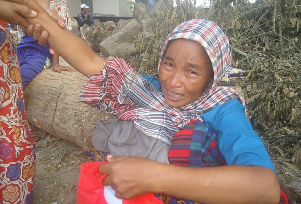 Die Mutter des 14-jährigen Kya Thing Aung, der von bangladeschischen Sicherheitskräften erschossen wurde. Die Mutter des 14-jährigen Kya Thing Aung, der von bangladeschischen Sicherheitskräften erschossen wurde.