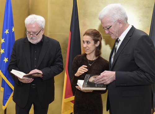 Nadja Murad Ende 2017 bei der Übergabe ihres Buchs an Winfried Kretschmann und Klaus-Peter Murawski (links). Foto: Staatsministerium Baden-Württemberg