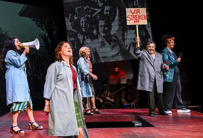 Gutgelaunt in den Arbeitskampf: Tülay (Selda Falke), Nour (Melisa Melek Özel), Cemile (Ursula Berlinghof), Dede (Murat Yeginer) und Su (Yasemin Cec, v.l.).