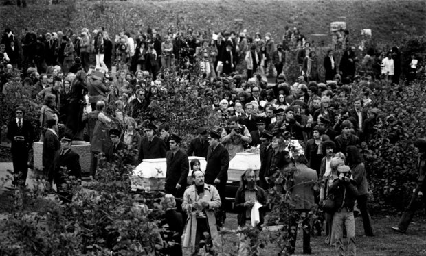Aufgeheizte Stimmung bei der Beerdigung der drei RAF-Terroristen.