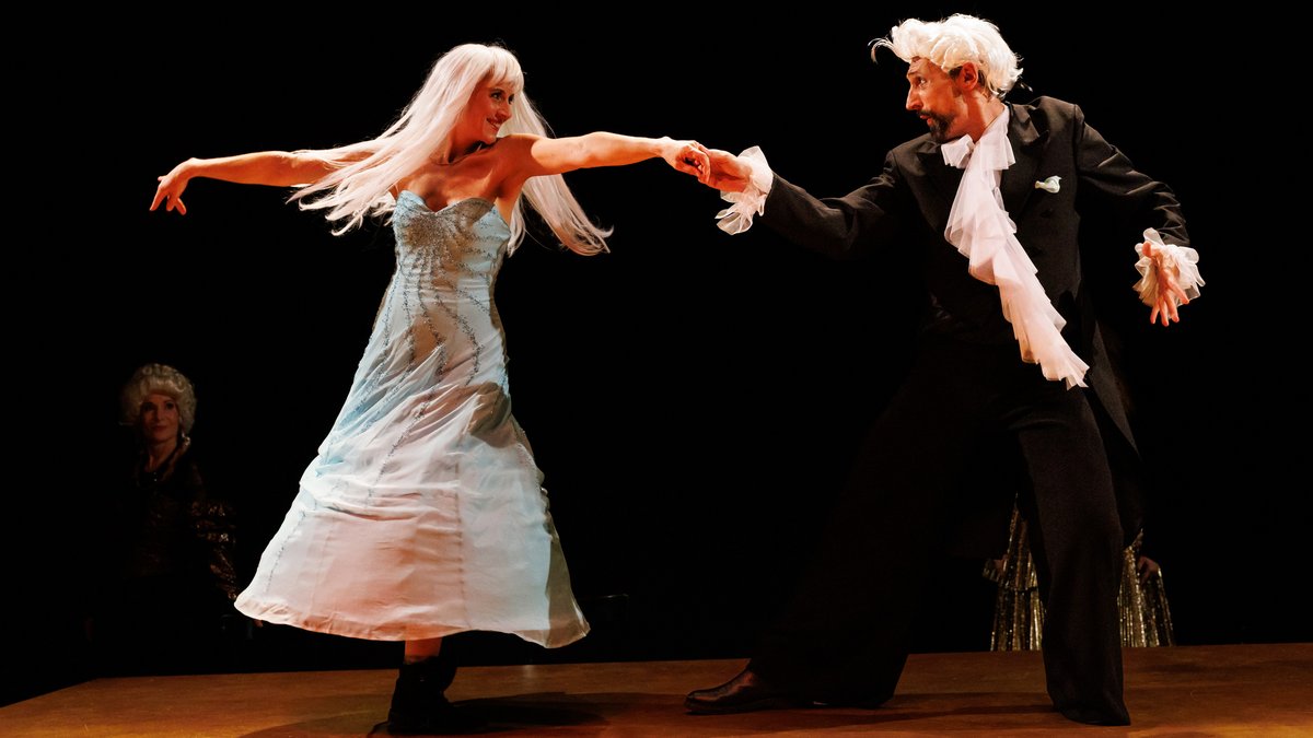 "Die Gräfin von und zu, eine Bürgerliche" und "Le Petit Frère No. 2, der Zweitgeborene", gespielt von Hannah Jasna Hess und Thomas Georgi.